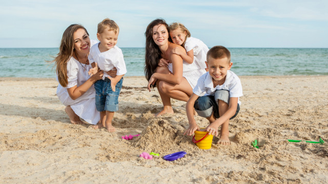 дети играют на песке