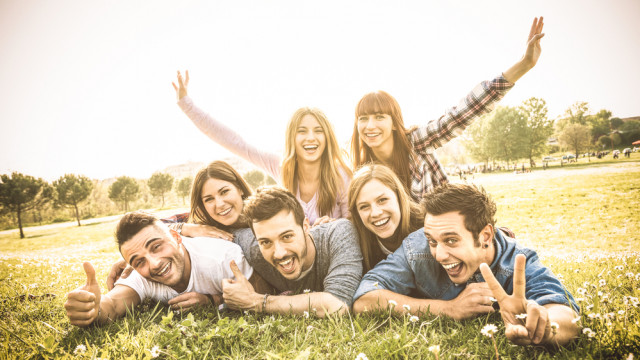 молодь компанія