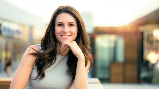 девушка улыбается