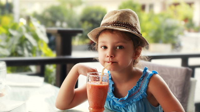 ребенок пьет смузи