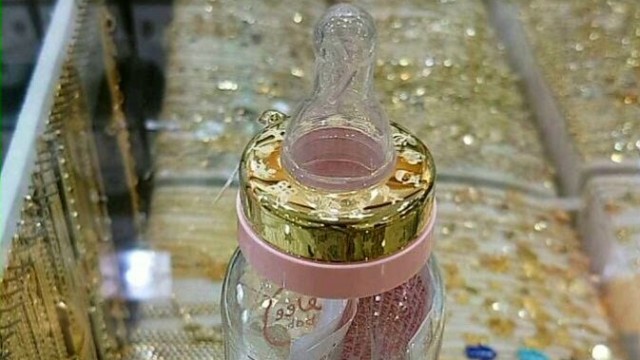 Детская бутылочка, украшенная золотом