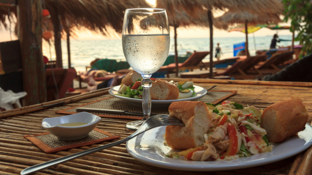 перекус на пляжі