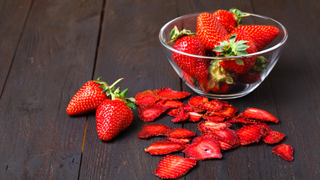 клубничные чипсы