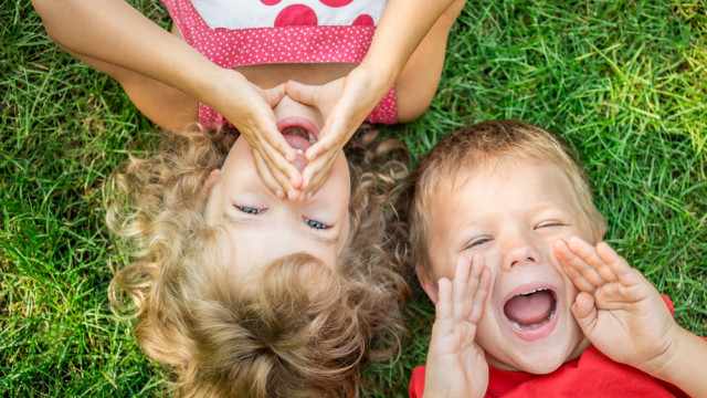 дети веселые кричат