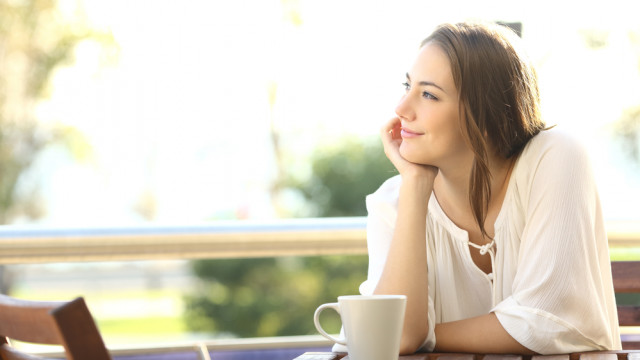 дівчина п'є чай