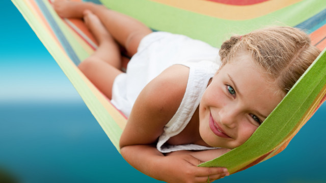 девочка в гамаке