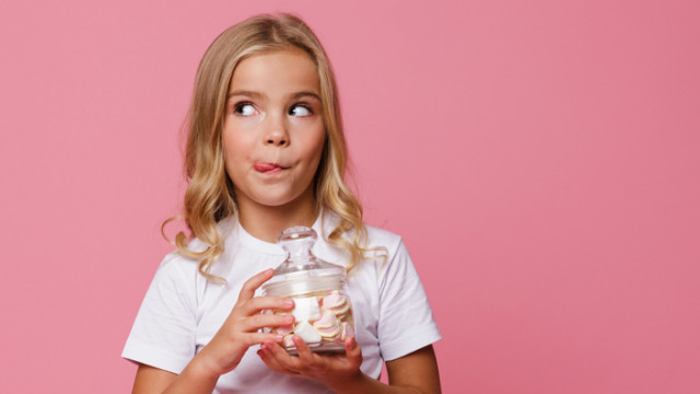 девочка с конфетами