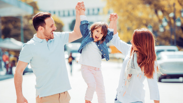 сім'я в місті