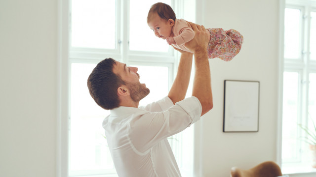 папа с новорожденным