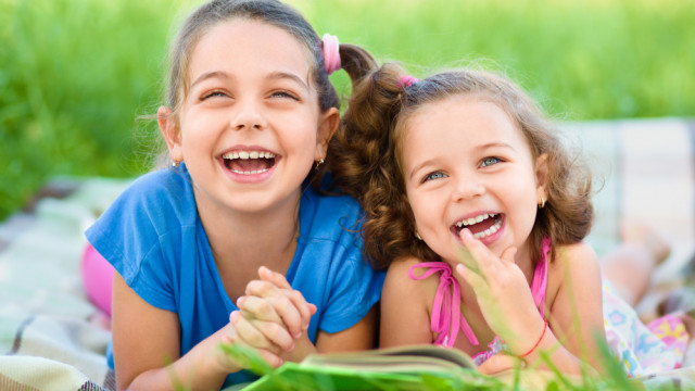 дети улыбаются читают