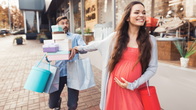 вагітна в дитячому магазині