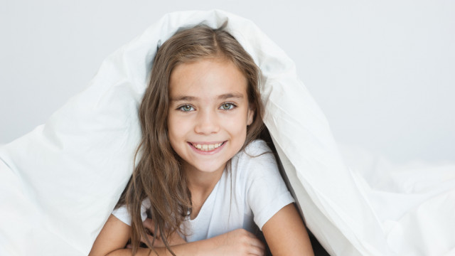 девочка в постели сон