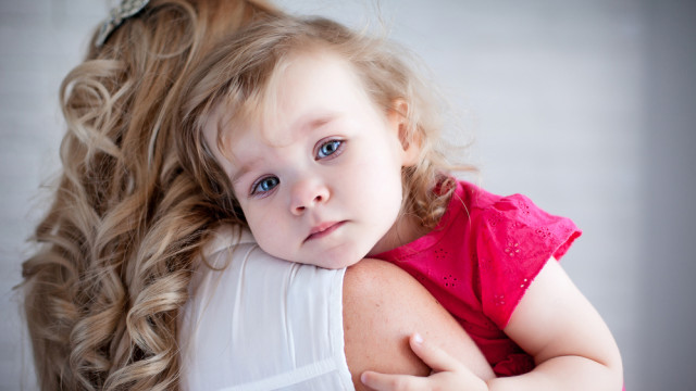 ребенок плачет