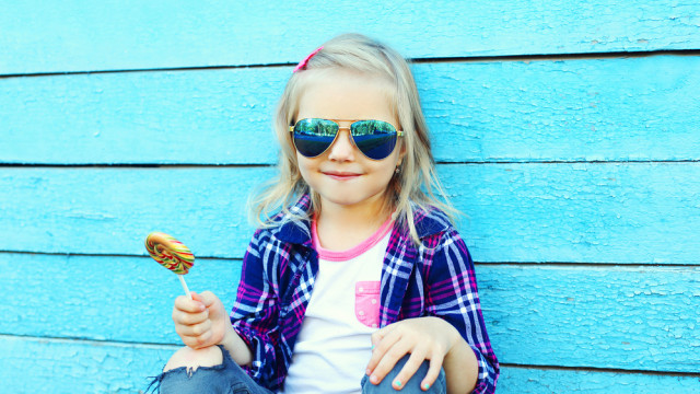 девочка с конфетой