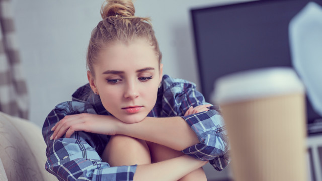 подросток грустит