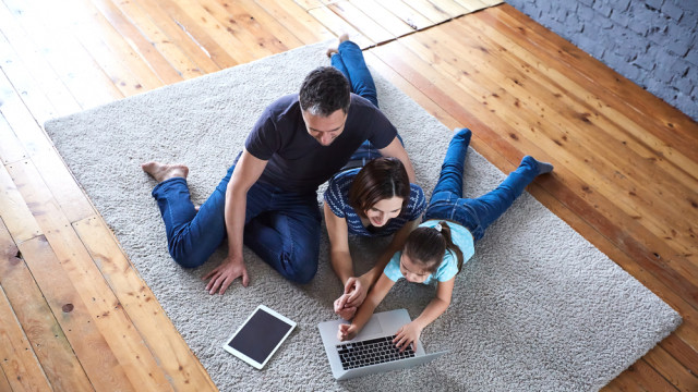 сім'я гаджети