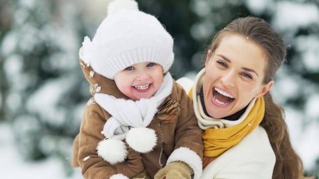 Мама з донькою на прогулянці взимку