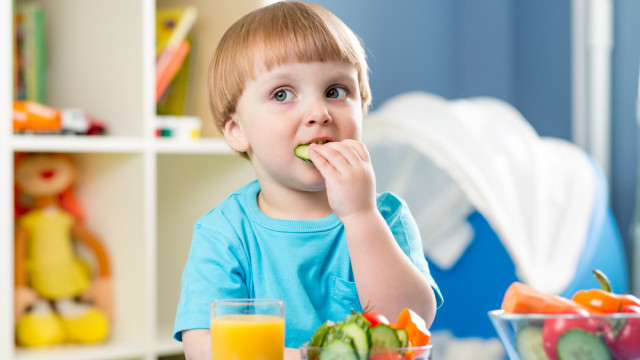 ребенок ест овощи