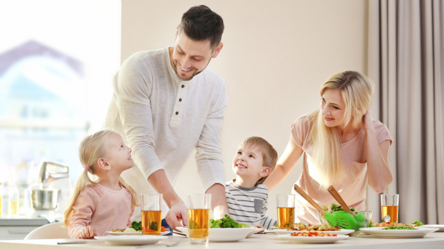 семья за столом