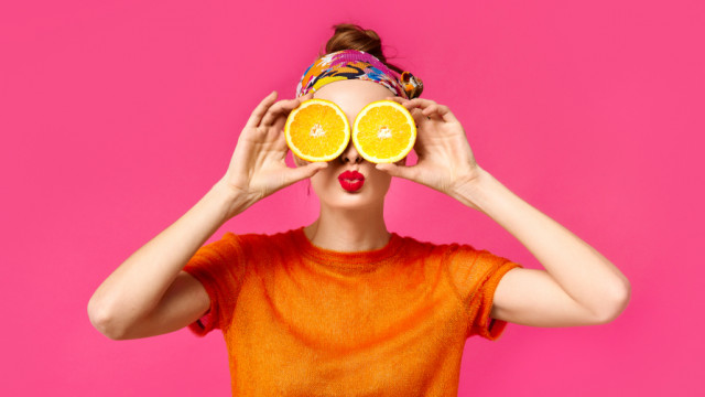 дівчина апельсини