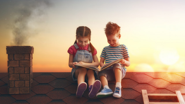 дети на крыше читают