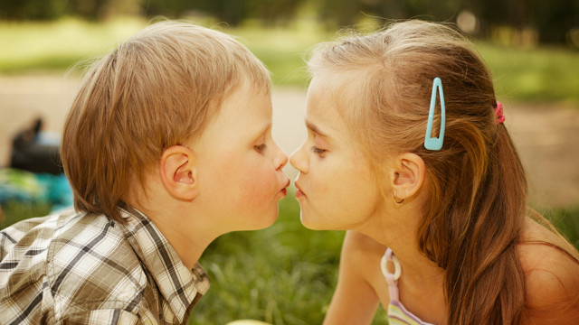 дети целуются