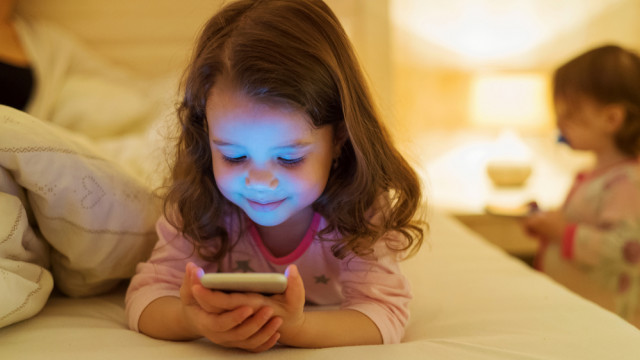 девочка смотрит мультик