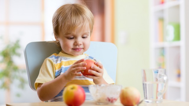 Дитина їсть