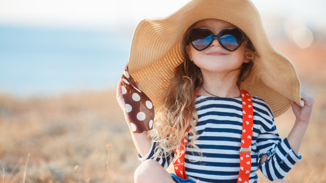 дитина в капелюсі