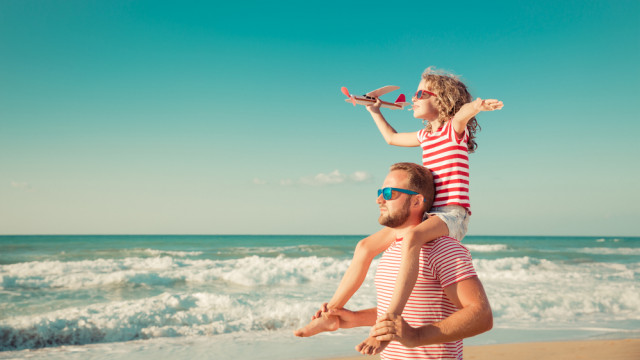 девочка с папой лето