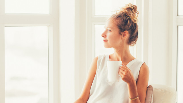 дівчина п'є чай