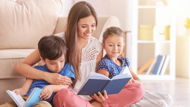 мама читает детям