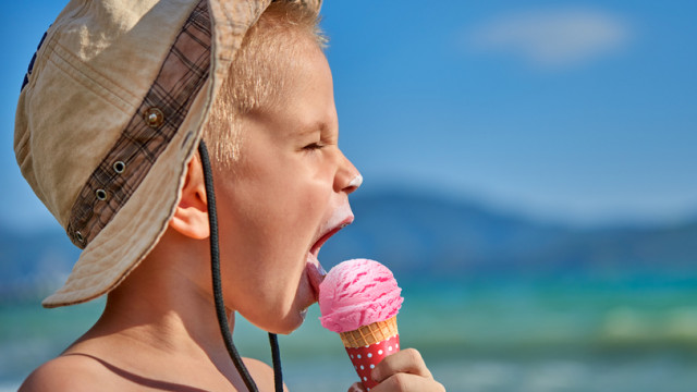 мальчик ест мороженое