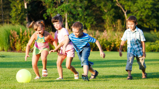 дети играют в мяч