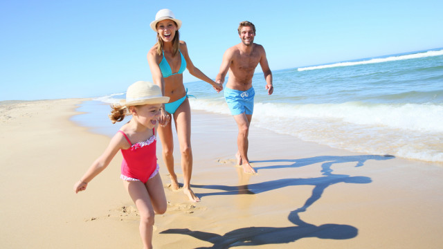 сім'я на пляжі