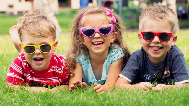 дети играют