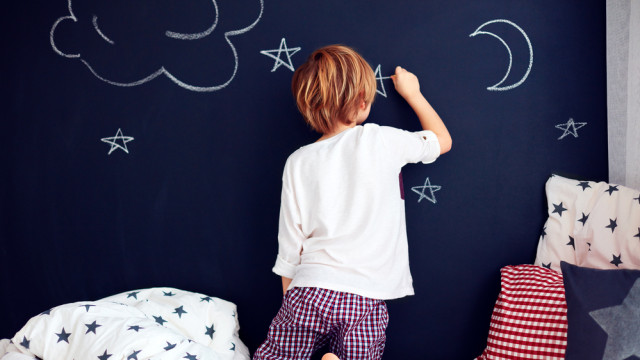 ребенок рисует