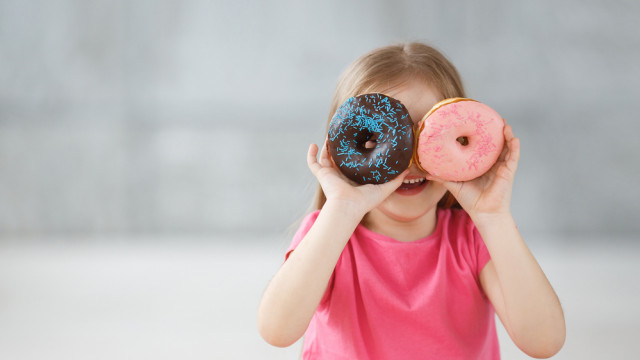 девочка пончики