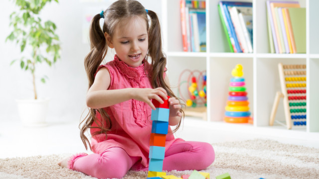 ребенок играет кубиками