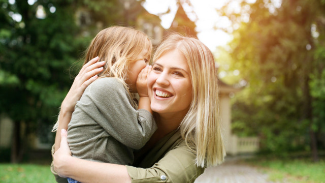 мама с ребенком веселые