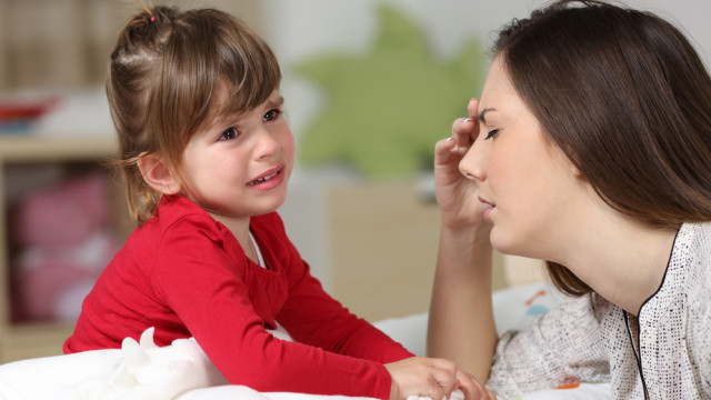 ребенок плачет грустный кризис