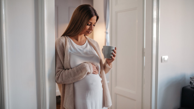 беременная пьет кофе