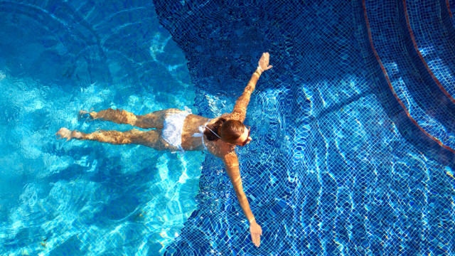 девушка в бассейне