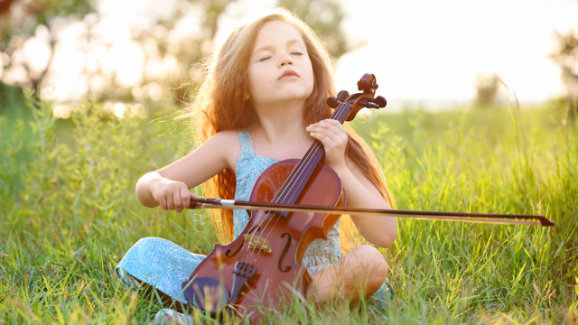 ребенок играет на скрипке