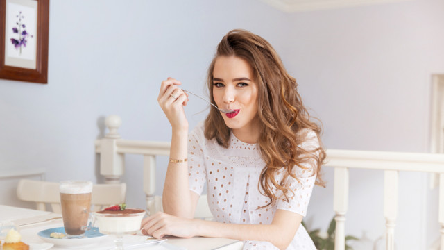 дівчина їсть десерт