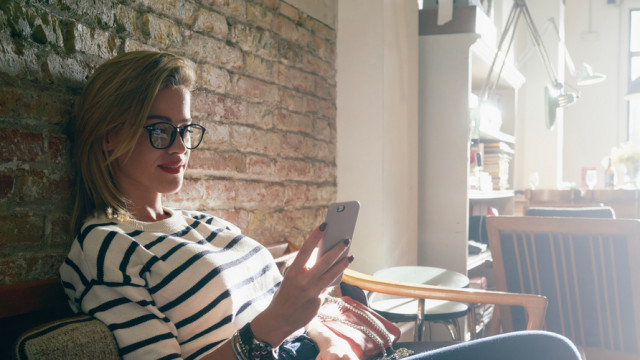 дівчина зі смартфоном