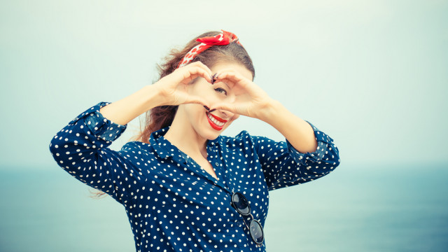 девушка улыбается сердечко