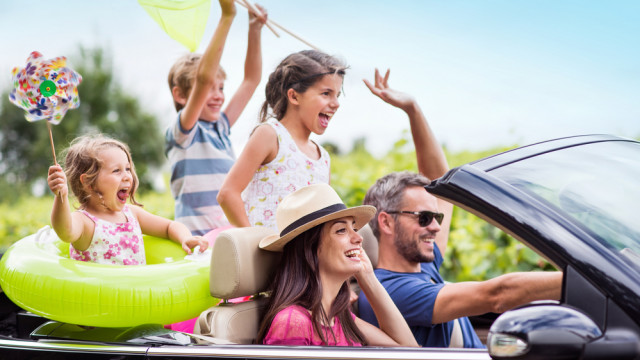 семья на машине лето
