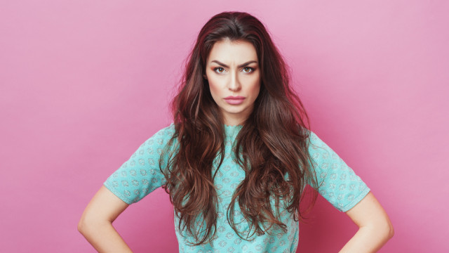 дівчина зла незадоволена