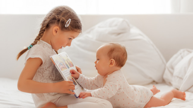 девочка с младшим ребенком сестра